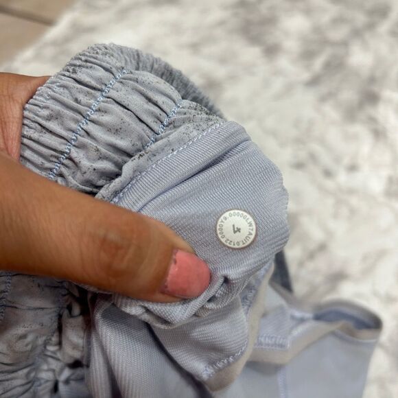 Lululemon Hotty Hot low rise 4” - Picture 4 of 5